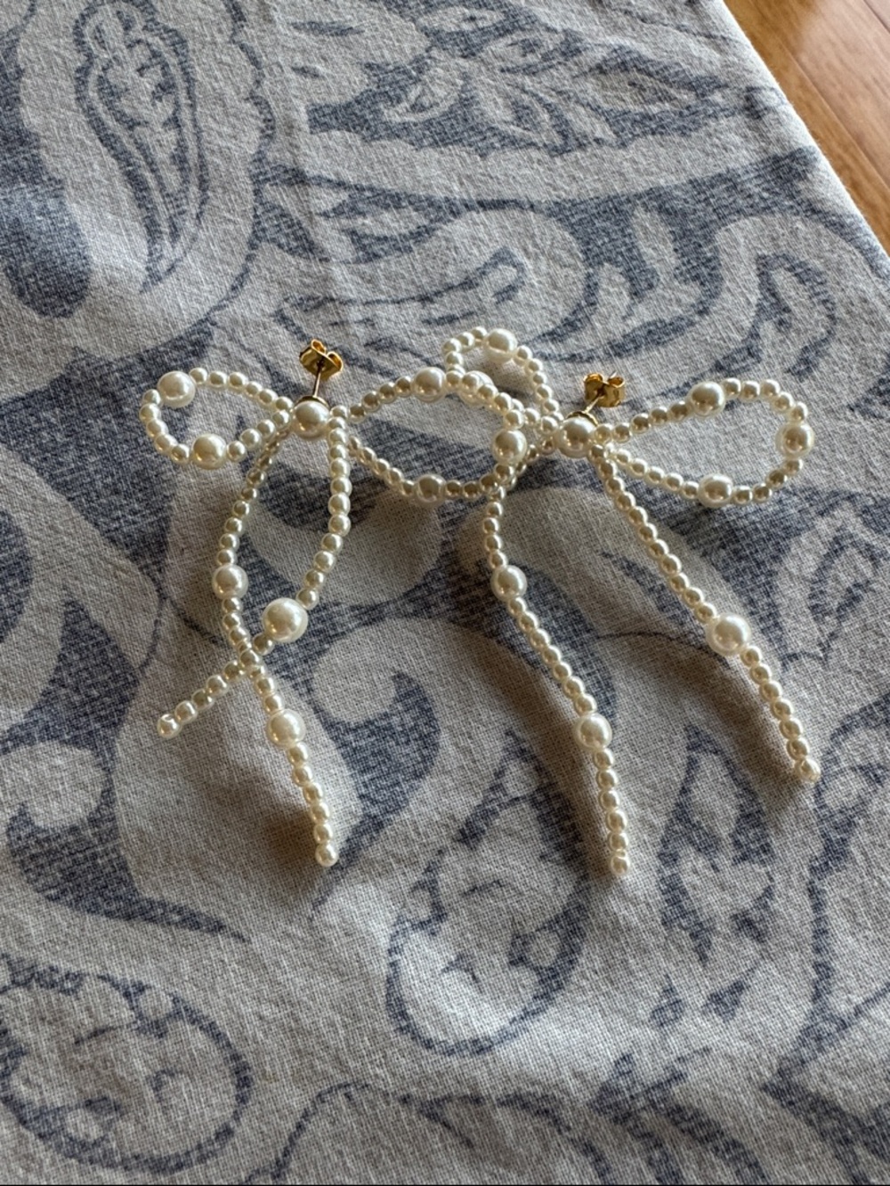 Anthropologie Pearl Bow Drop Earrings in Cream and Gold